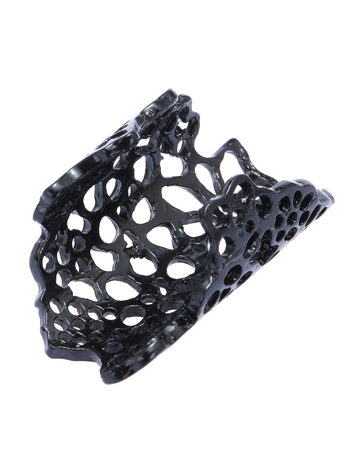 Black Openwork Flower Ring