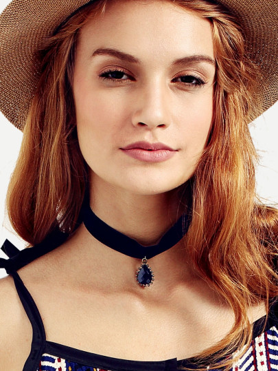 Collier en velours avec pendentif