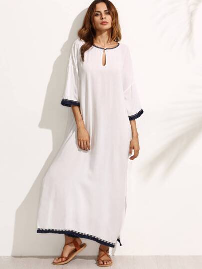 Vestito lungo con orlo di frange e spacco laterale - bianco