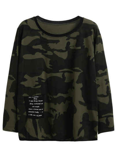 Camiseta con estampado camuflaje y bolsillo