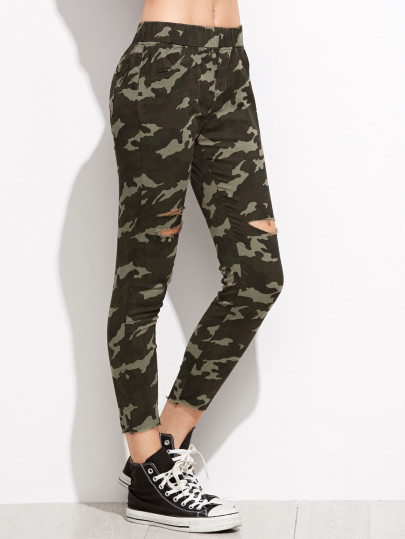 Pantalones con estampado camuflaje y roturas