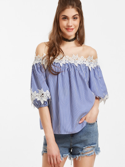 Blusa a rayas con hombros al aire y encaje - azul