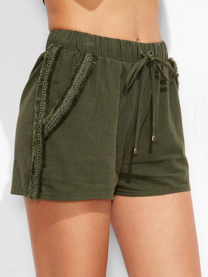 Shorts à la taille en dentelle élancé avec cordon -vert olive