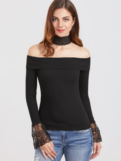 Camiseta con gargantilla y hombros al aire - negro