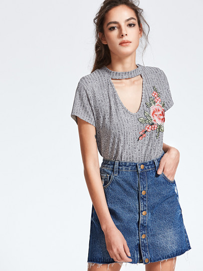 Camiseta con cuello en V con aberturas y parche de rosa - gris