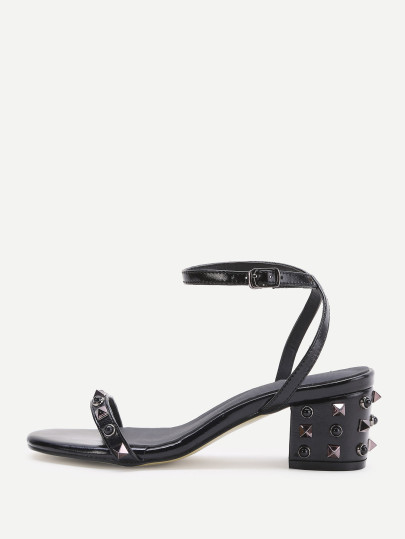 Sandales à talons noirs bouclés à la cheville