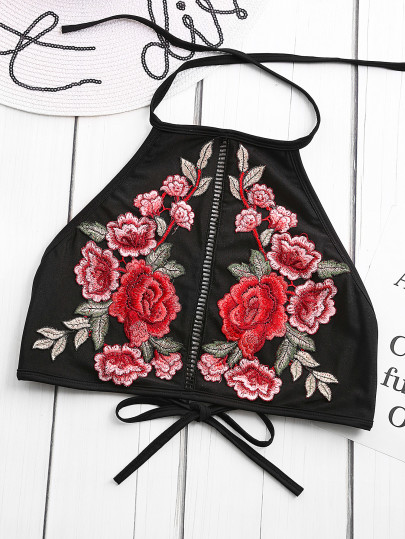 Top corto de halter con aplicaciones y detalle de cordón - negro