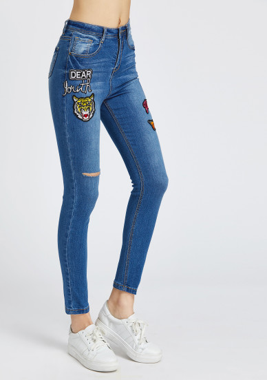 Vaqueros rotos con detalle de parche - azul