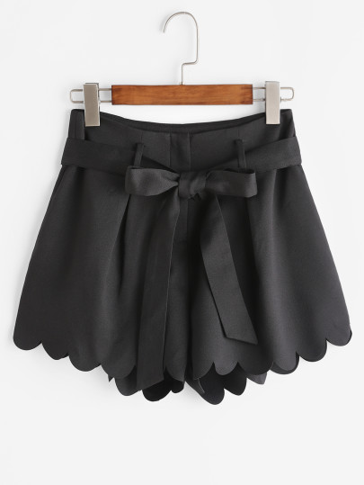 Shorts con bajo festoneado con cinturón