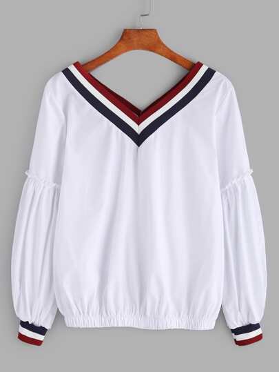 Blouse blanche à double col en V à rayures