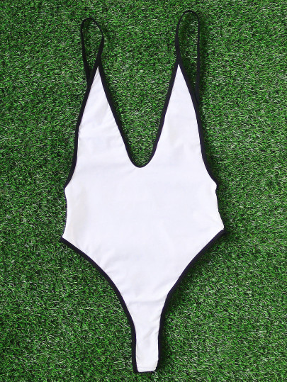 Monokini de cuello pronunciado en contraste