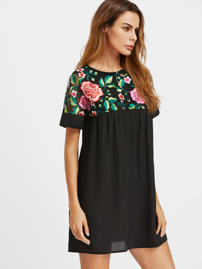 Vestido con bordado de flor de canesú y espalda con transparencia