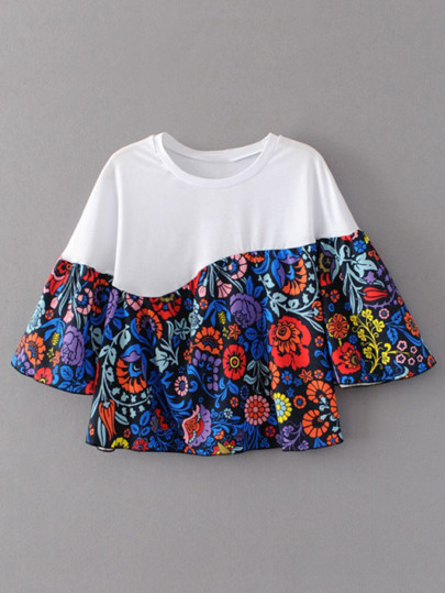 Camiseta con estampado floral de manga campanuda