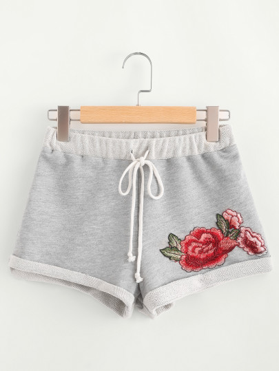 Shorts de punto con parche de rosa con bordado