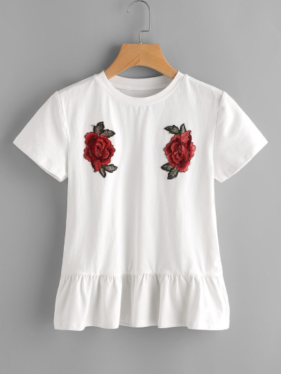 Tee-shirt brodé avec des plis et des pièces des roses