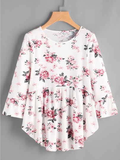 Camiseta con estampado de rosa y bajo redondeado