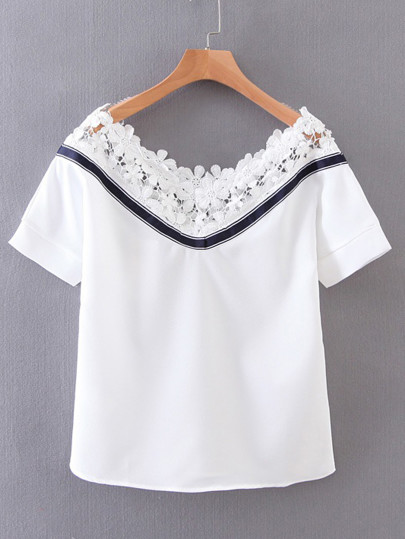 T-shirt con scollatura della barca contrasto in pizzo