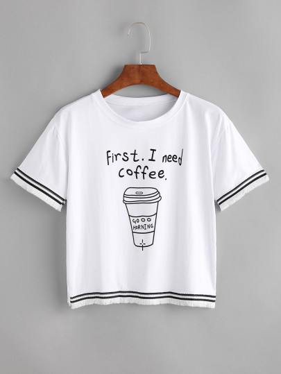 Camiseta con estampado con detalle de cinta bordado y borlas