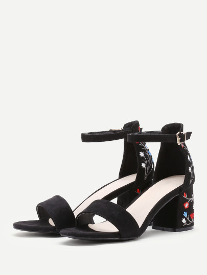 Sandales à talons brodé des fleurs