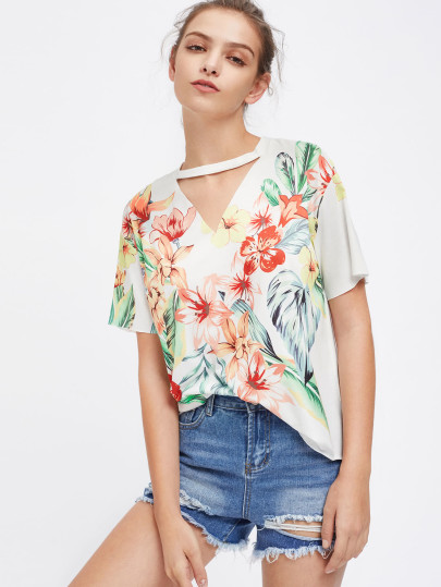 Tee-shirt tropical avec un collier et la chute de l'épaule