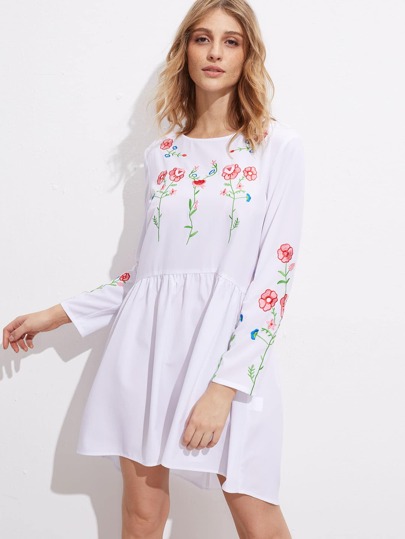 Vestido con bordado y espalda con abertura