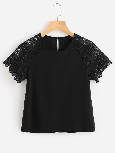 Top imprimé fleuri manche reglan en dentelle avec des boutons et un trou