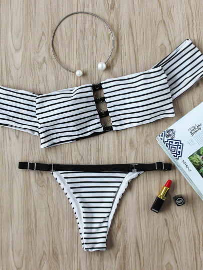 Ensemble de bikini épaules dénudées découpé à rayures