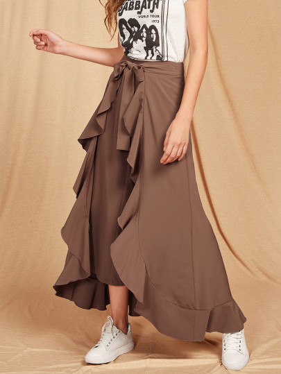 Pantalons moulant découpé avec des plis et un lacet