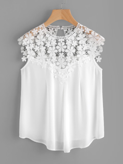 Top en dentelle avec un trou