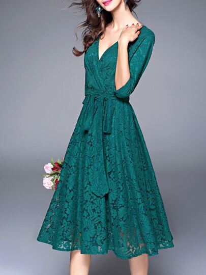 Robe en lace avec V col plongeant et cordon de taille