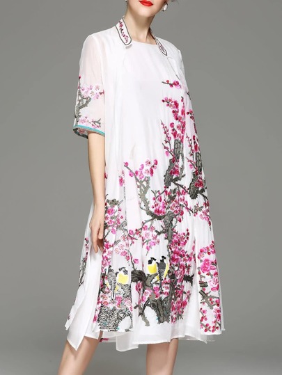 Kleid mit Blumenstickereien und Spalten
