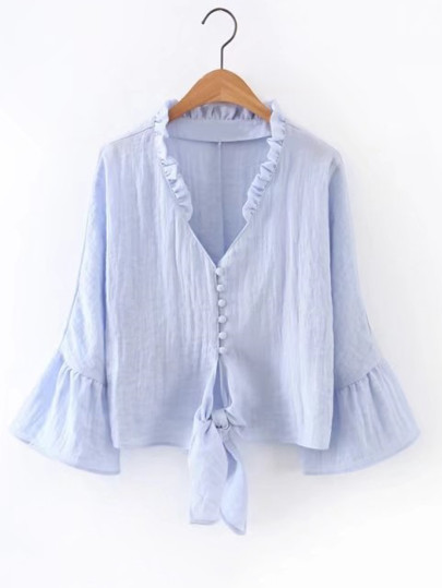 Blusa de mangas acampanadas con volantes y nudo en la parte delantera