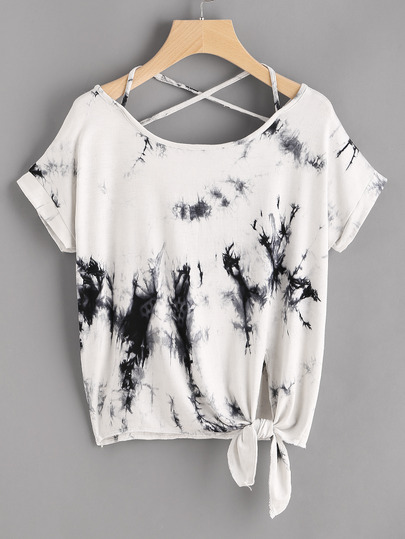 T-Shirt mit Wasserfarb und Knoten auf den Seiten