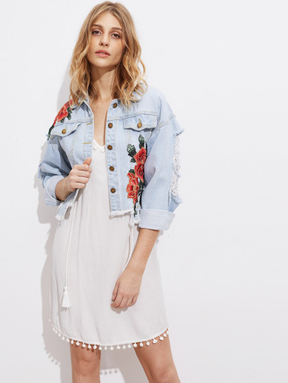 Jeansjacke mit Stickekreien, Applikation und sehr tief angesetyter Schulterpartie