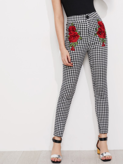 Pantalons maigre à carreaux avec des appliques des roses