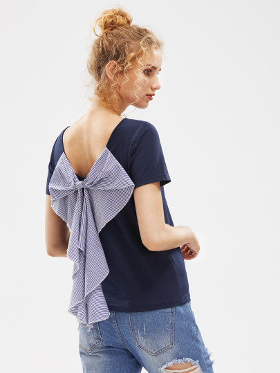 T-shirt con cravatta a farfalla a strisce