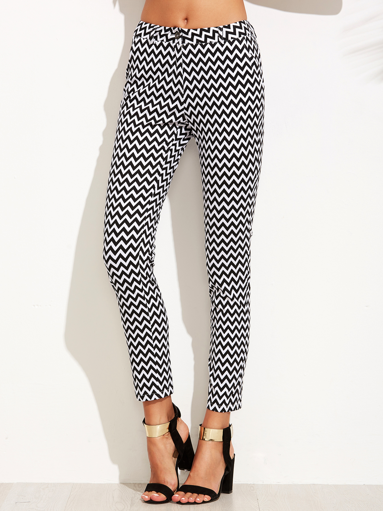 Shop by category Capris or ankle length cropped pants look perfect under a flowy tunic or a short dress. Color and Pattern Do choose neutral colored capris such as black, blue, gray, white and taupe and accent your capris with a pop of vivid color, like a bright blue top with capris to look modern and fresh.