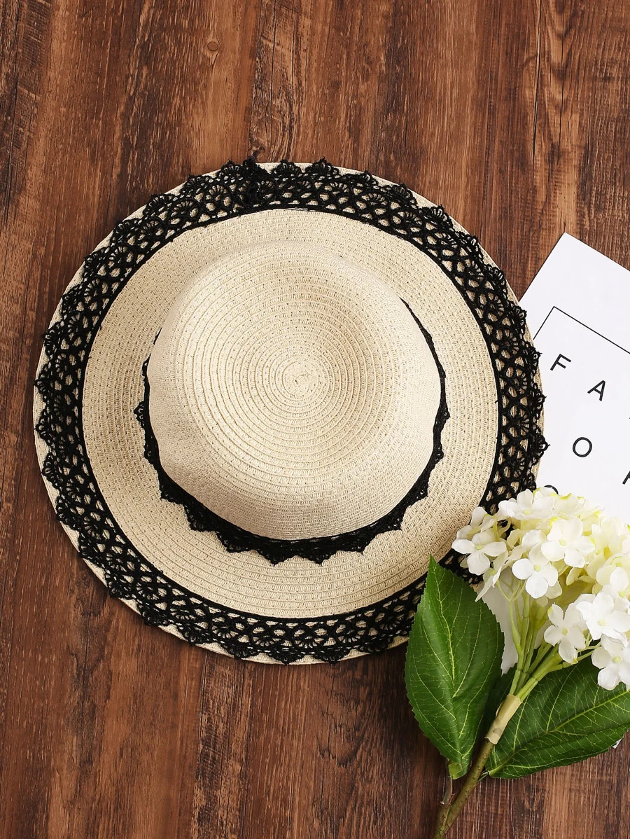 Cappello in paglia con bordi in pizzo a contrasto