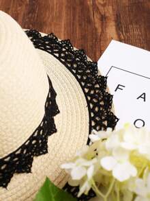 Cappello in paglia con bordi in pizzo a contrasto
