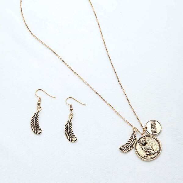 

Leaf Shaped Pendant Necklace With Earrings