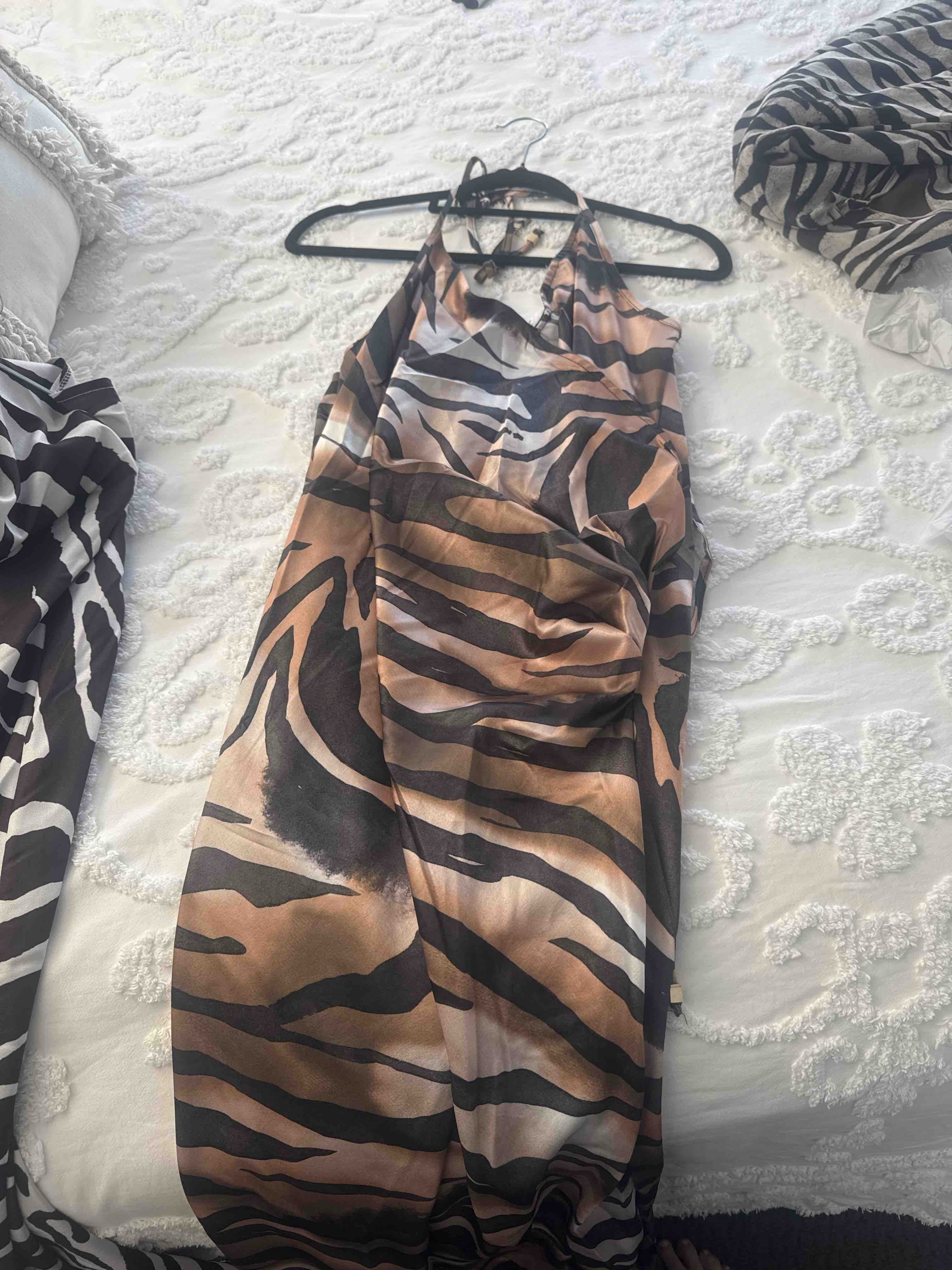 Tiger Print Plunge Halter Neck Backless Maxi Dress｜MISSGUIDED