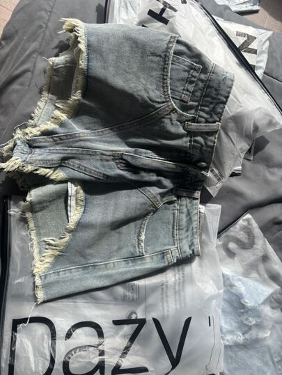【関税＆送料込み】Fendi Ff Chambray Denim Shorts Women's Denim Shorts With Frayed Hem And Pockets｜DAZY